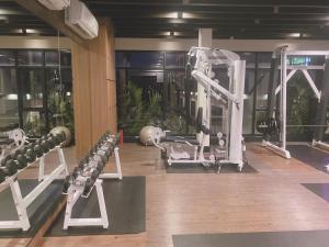 乔木提恩海滩dusit grand condo view高层海景房的一间健身房,里面配有跑步机和机器