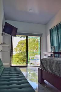 别霍港Ocean's Breeze Apartment and Rooms的一间卧室设有一张床和一个大窗户