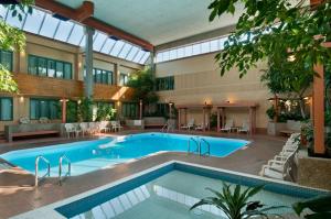 温尼伯温尼伯东旅行者酒店的大型建筑中的大型游泳池