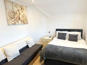 诺丁汉Charming 3-Bed Home Minutes From City Centre的一间卧室配有一张床和一张沙发