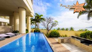 芽庄The Sea Luxury Nha Trang Apartment的一座房子后院的游泳池