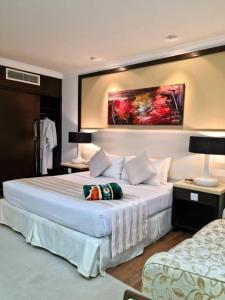 阿罗士打阿罗斯达也来酒店的酒店客房设有一张大床和两盏灯。