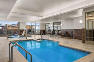 巴拉布Fairfield by Marriott Inn & Suites Baraboo的酒店大堂的游泳池,设有用餐区