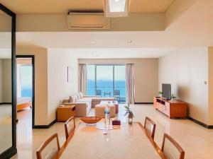 芽庄The Sea Luxury Nha Trang Apartment的客厅配有沙发和桌子