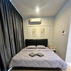宾南邦Manhattan Suites by NAJ的一间卧室配有一张床,上面有两条毛巾