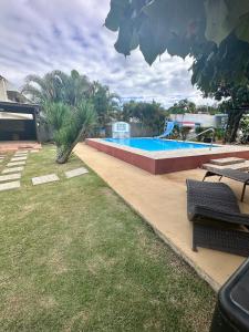 阿瓜迪亚Crash Boat 2的后院设有带野餐桌的游泳池