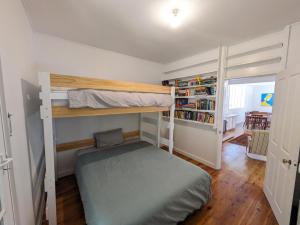North AvocaSanctuary Retreat的一间卧室设有两张双层床和书架