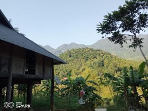 Làng CàoPuluonghomestay2的山景度假屋