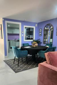 墨尔本Dreamhouse的一间用餐室,配有黑桌和蓝色的椅子