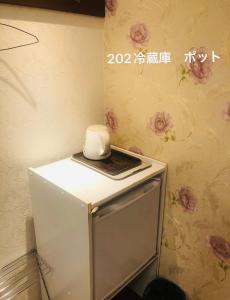 东京冠京ホテル的上面有白色物品的小冰箱