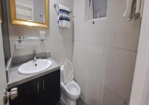 安吉利斯Studio at Kandi Palace near Walking street的白色的浴室设有水槽和卫生间。