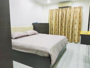 KaparKapar Nala 34A /3 Rooms/4-8 pax的一间卧室配有床和黄色窗帘