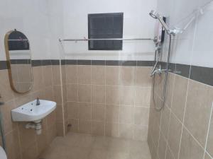 KaparKapar Nala 34A /3 Rooms/4-8 pax的一间带水槽和淋浴的浴室