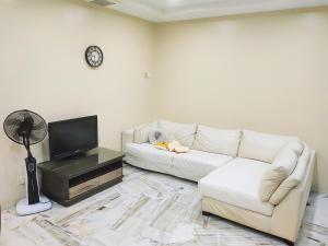 KaparKapar Nala 34A /3 Rooms/4-8 pax的客厅配有白色沙发和电视