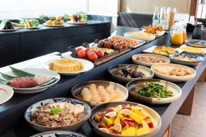 东京龙名馆东京酒店的包含多种不同食物的自助餐