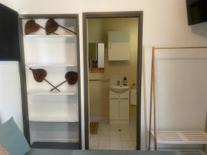 阿格奈什沃特Sonnys Piece Of Paradise的客房设有带水槽和冰箱的厨房