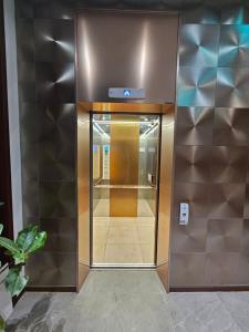 仁川市Miracle Suite house 201 pool villa的一座带玻璃门的建筑中的电梯