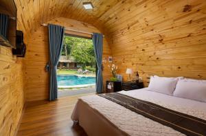 吉婆岛Green Homestay的一间带大床的卧室和一个游泳池