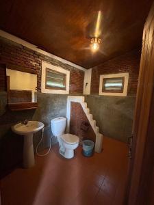 拜县拜县爱&班周豪度假酒店的一间带卫生间和水槽的浴室