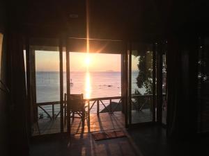 哈林海滩阳光崖度假酒店的房屋的客厅享有海景。