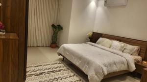 利雅德شقة فاخرة VIP حي الوادي的一间卧室配有一张大床和地毯。