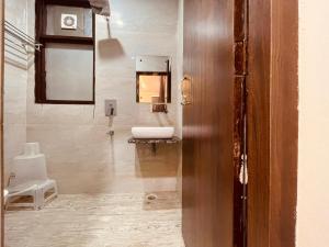 哈里瓦The White House Haridwar的一间带水槽和镜子的浴室