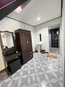 Sirindhornแป๊ะชวนชิมรีสอร์ท สาขา 2的一间带水槽、卫生间和楼梯的浴室