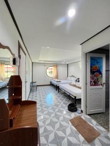 Sirindhornแป๊ะชวนชิมรีสอร์ท สาขา 2的一间设有床铺的大房间和一间设有