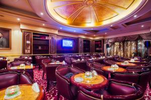 迪拜莫斯科酒店的一间餐厅,房间内设有红色的椅子和桌子