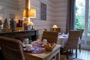 图尔瓦勒德洛尔酒店的用餐室配有餐桌和食物