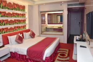 巴特那The Grand Empire Best 4 Star Luxury Hotel in Patna的酒店客房设有床和窗户。