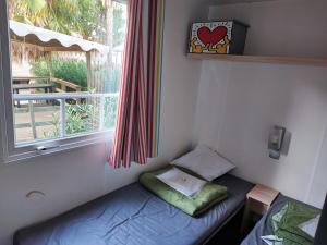 圣西普里安Sun Sea camping le Bosc的窗边座位,带床和窗户的房间