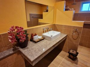 清迈Phoo Na Resort的一间带水槽和镜子的浴室