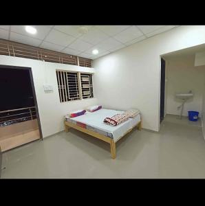 潘达尔普尔Shree Radhesh Bhakt Niwas的一间设有床铺和电视的房间