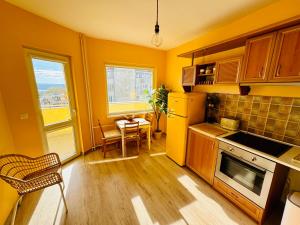 瓦尔纳Sunrise Smart Home的厨房设有黄色的墙壁和桌椅