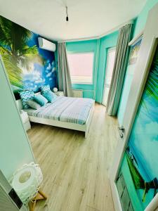 瓦尔纳Sunrise Smart Home的一间卧室配有一张壁画床