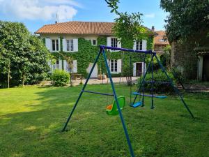 Ansac-sur-Vienne福乐尔德里斯酒店的房屋前的院子中摆起的秋千