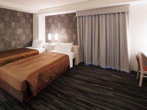常滑市J - HOTEL RINKU - Vacation STAY 42902v的酒店客房设有两张床和窗户。