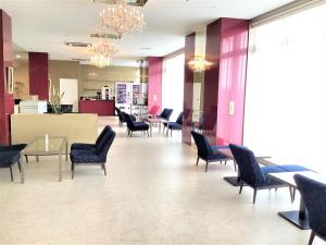 常滑市J - HOTEL RINKU - Vacation STAY 42902v的大堂内带桌椅的等候室