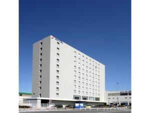 常滑市J - HOTEL RINKU - Vacation STAY 42902v的一座白色的大建筑,有很多窗户