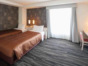 常滑市J - HOTEL RINKU - Vacation STAY 42900v的酒店客房设有两张床和窗户。