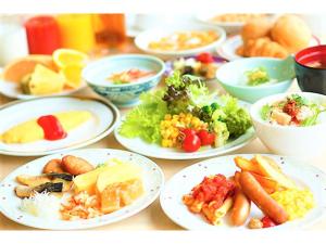 常滑市J - HOTEL RINKU - Vacation STAY 42900v的桌上的一束食物