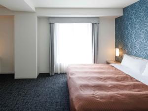 常滑市J - HOTEL RINKU - Vacation STAY 42911v的一间卧室设有一张床和一个大窗户