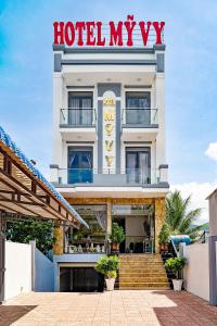 Tánh LinhHotel Mỹ Vy的米科诺斯酒店大楼,有米科诺斯酒店标志