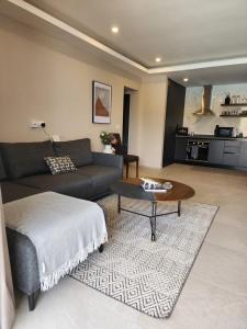 Sere KundaCosta Vista-1 Bedroom apartment#410 kololi Sands的带沙发和咖啡桌的客厅