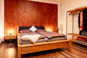 菲希特尔山区巴特贝内克Großzügiges Apartment im Loft-Stil的一间卧室配有一张带木制床架的床