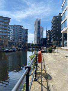 利兹Leeds Dock Apartment的水体,有建筑背景