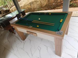 帕科蒂Casa do Luiz Antônio的一张带有球和线索的台球桌