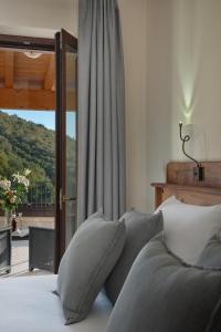 Illasi圣费利切运动酒店的卧室配有枕头,设有窗户