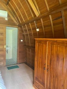 珀尼达岛Kelingking Tatakan Bungalow的客房设有木制天花板和浴室。